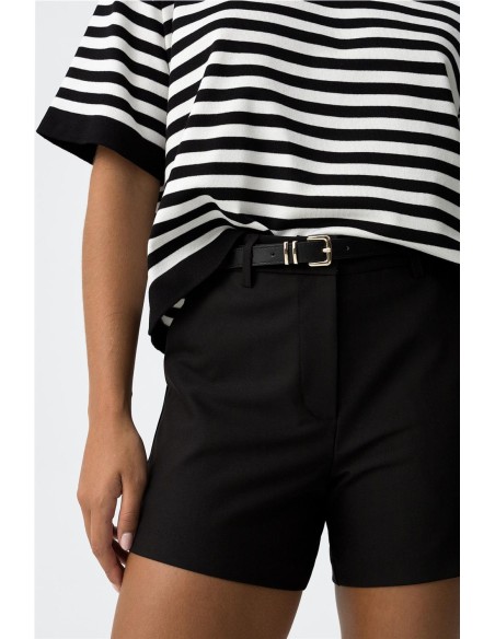 SHORT CON CINTURÓN NEGRO