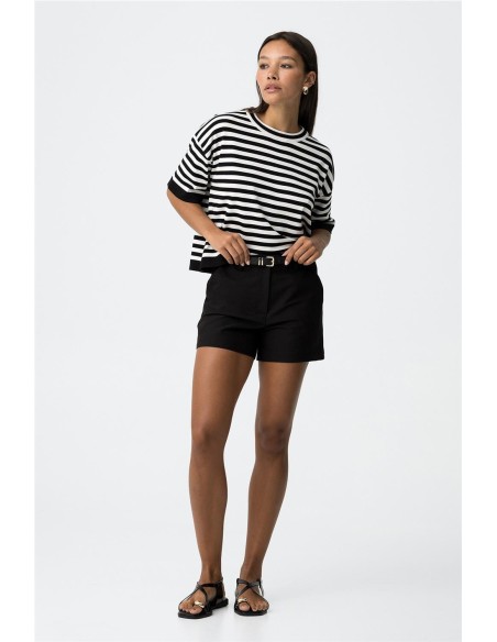 SHORT CON CINTURÓN NEGRO