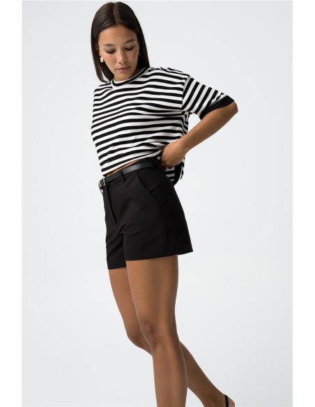 SHORT CON CINTURÓN NEGRO