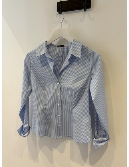 CAMISA ENTALLADA AZUL CLARO