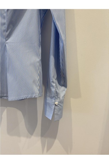 CAMISA ENTALLADA AZUL CLARO 2