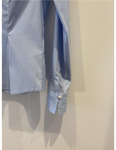 CAMISA ENTALLADA AZUL CLARO