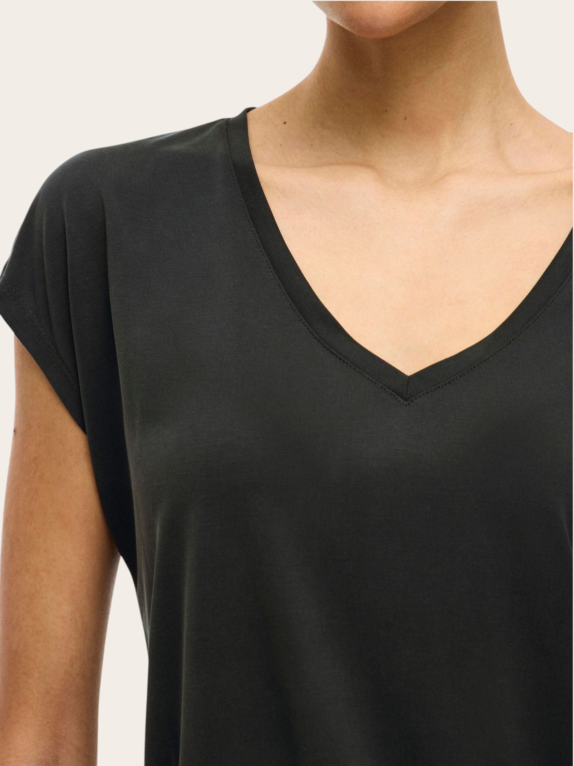 Camiseta Tencel Escote Pico Negro