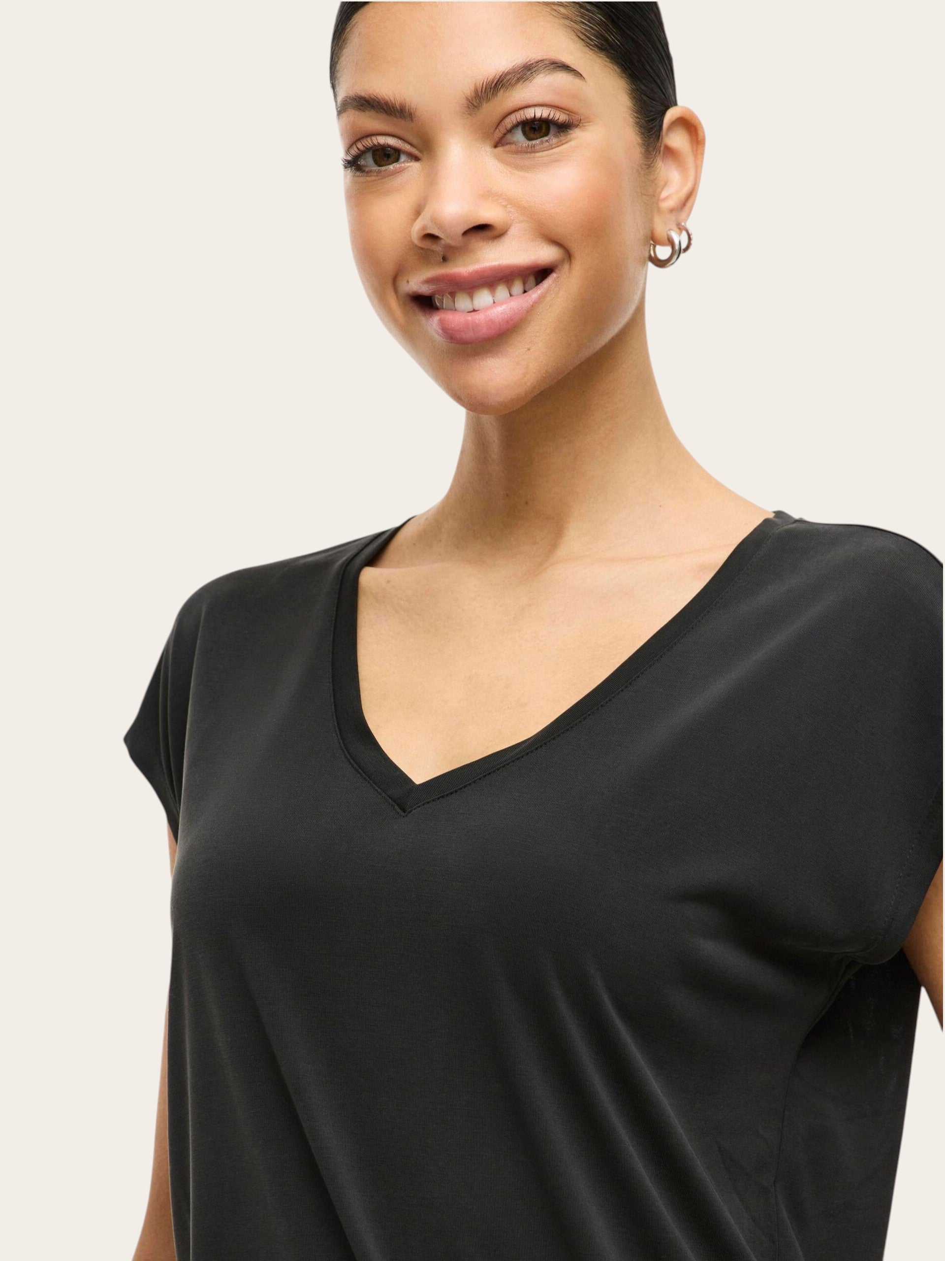 Camiseta Tencel Escote Pico Negro