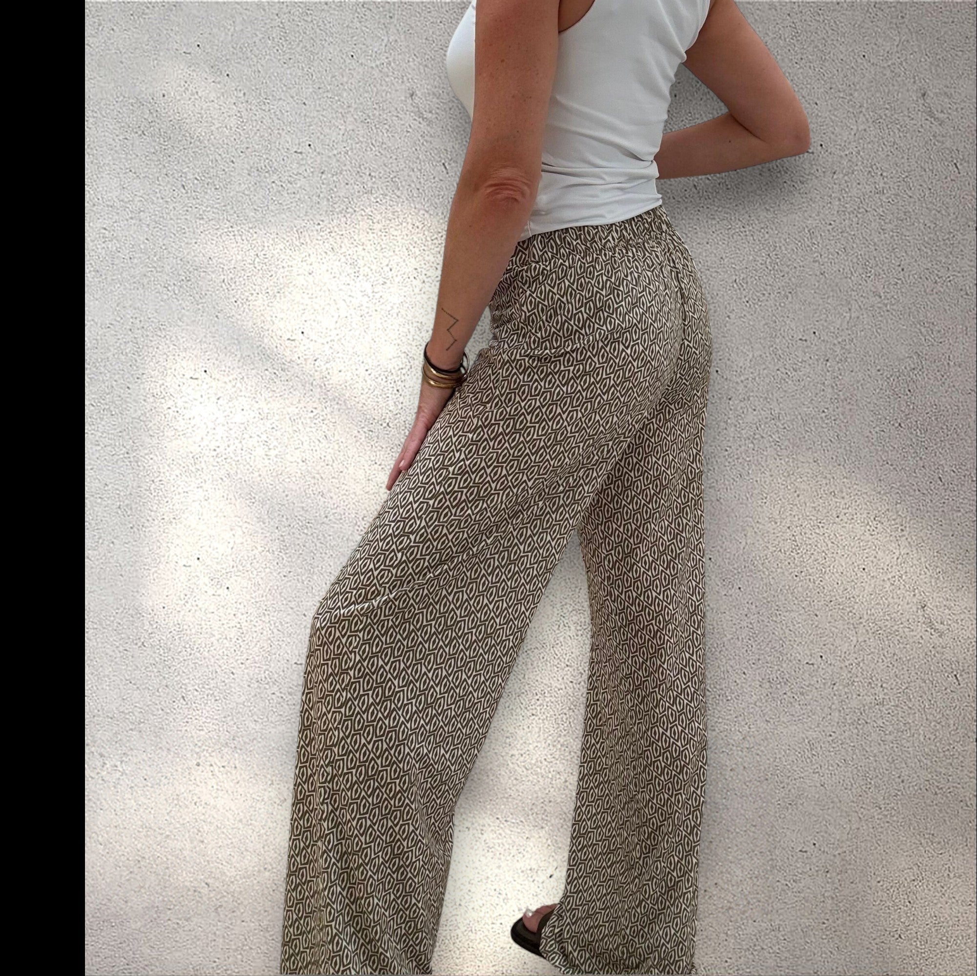 Pantalón punto frío estampado caqui