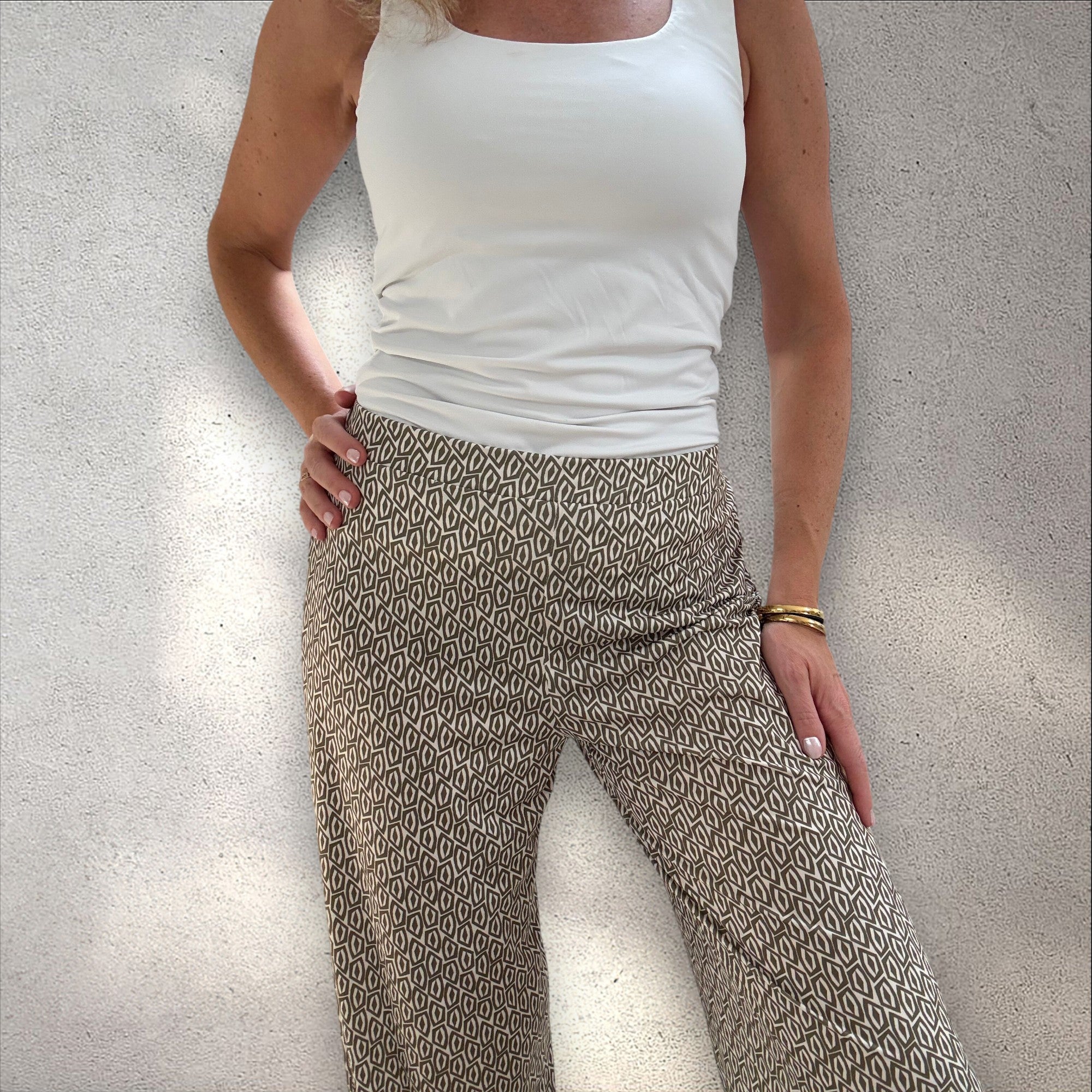 Pantalón punto frío estampado caqui
