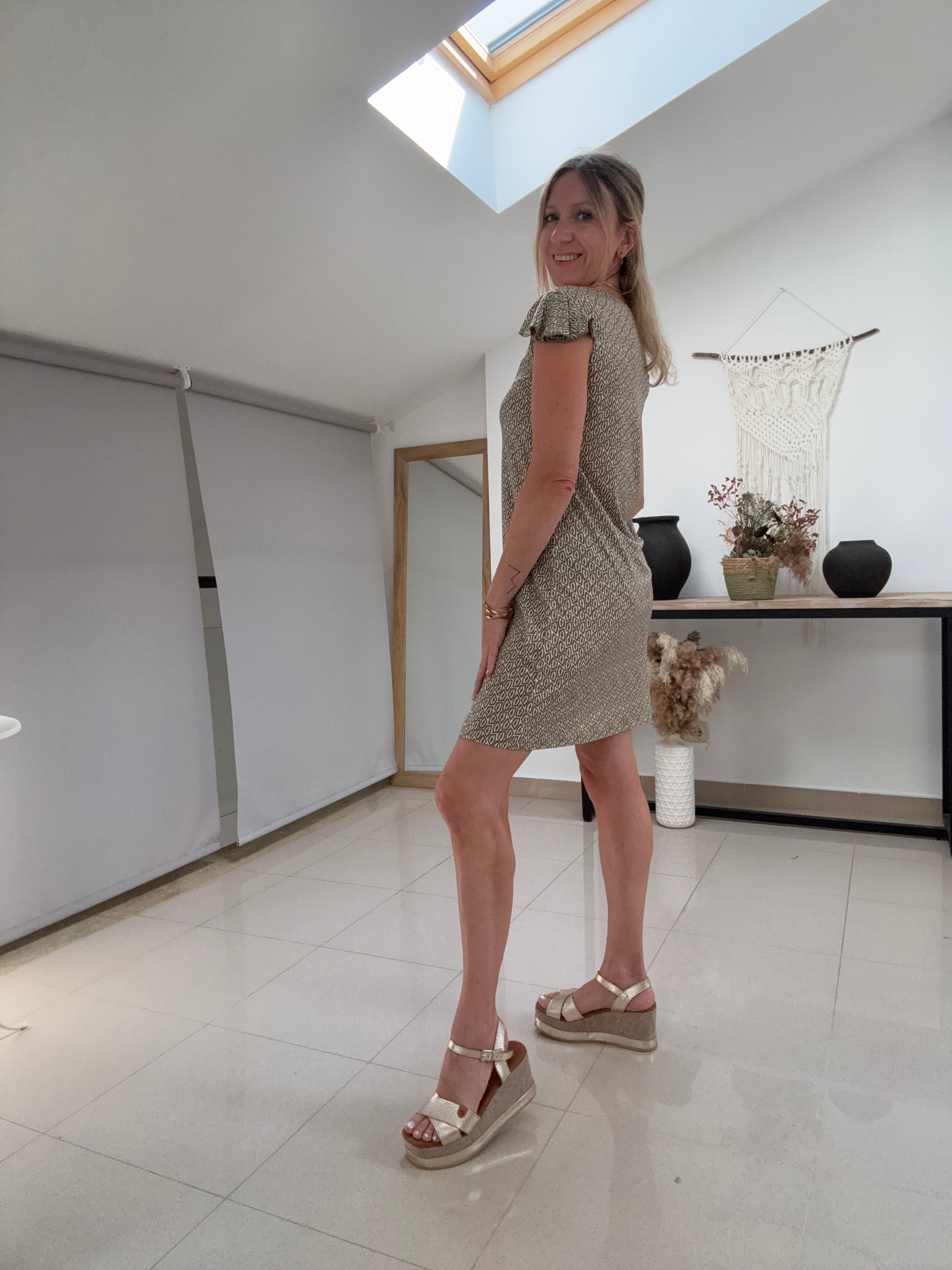 Vestido punto frío manga volante caqui