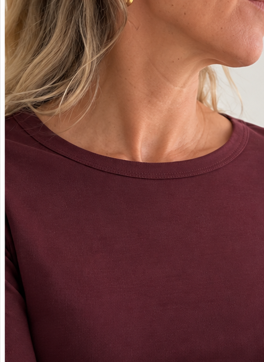 Imagen original del collage: detalle del cuello y tejido de la camiseta burdeos