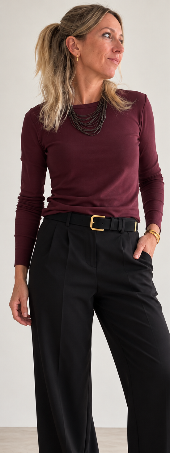 Imagen original del collage: modelo con camiseta burdeos, vista frontal