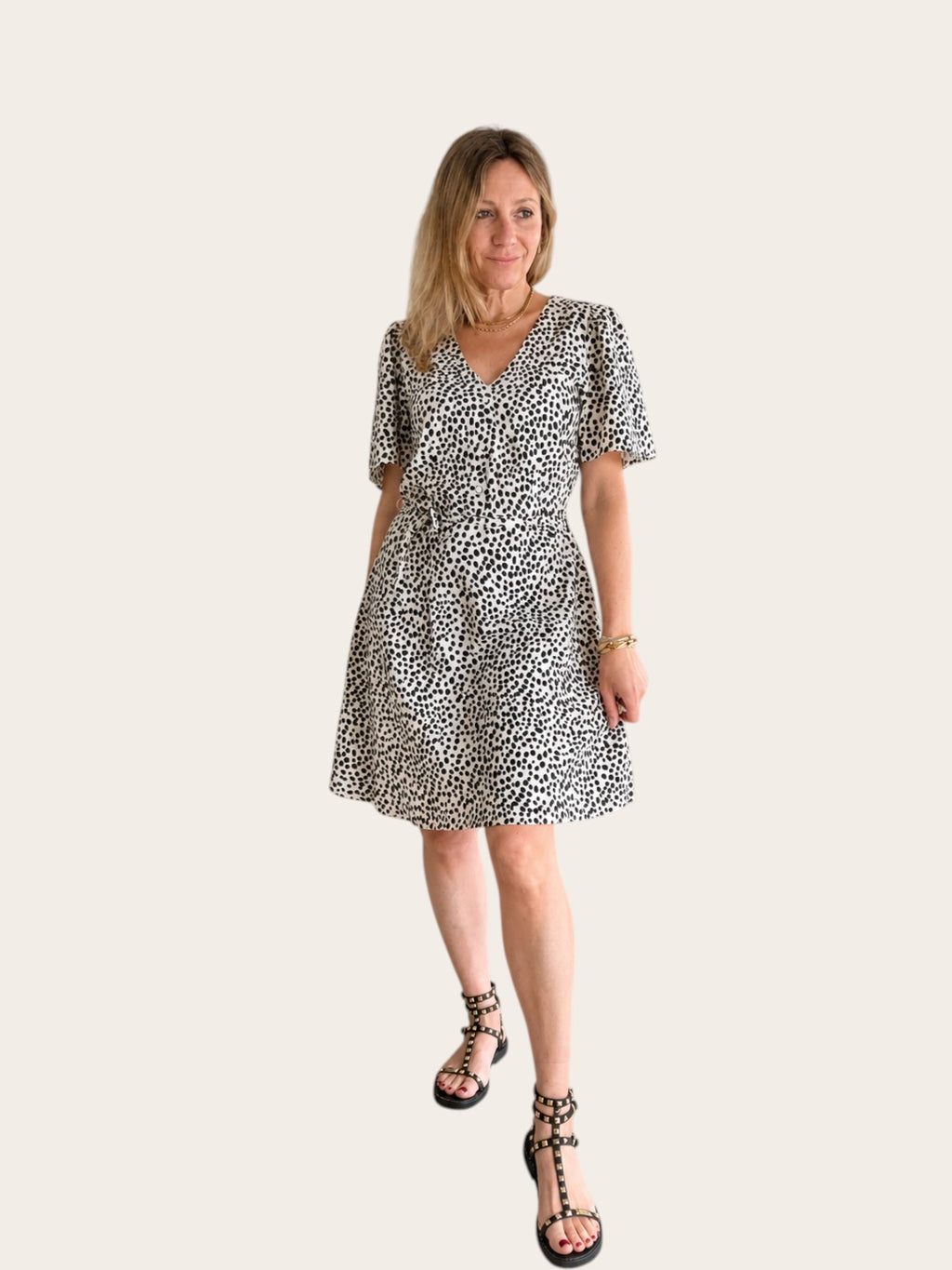 Vestido camisero de www.bambou.online con estampado de motas negras sobre fondo crudo, manga volante y cinturón.